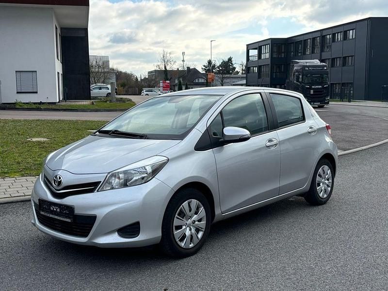 Silber Gebraucht 2013 Toyota Yaris Limousine | 7.790 € (Fairer Preis) - Bild 1/4
