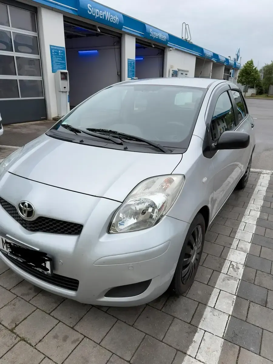 Gebraucht Toyota Yaris 105 PS (77 kW) 2011 Silber Kleinwagen