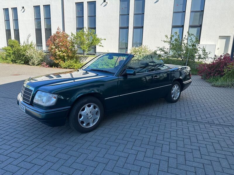 Turmalingrün Gebraucht 1996 Mercedes E200 Cabrio | 19.990 € - Bild 1/4