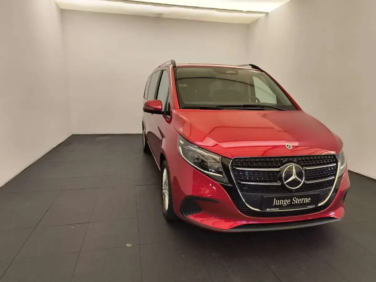 Gebraucht Mercedes V250 190 PS (139 kW) 2024 Rot Van / Kleinbus