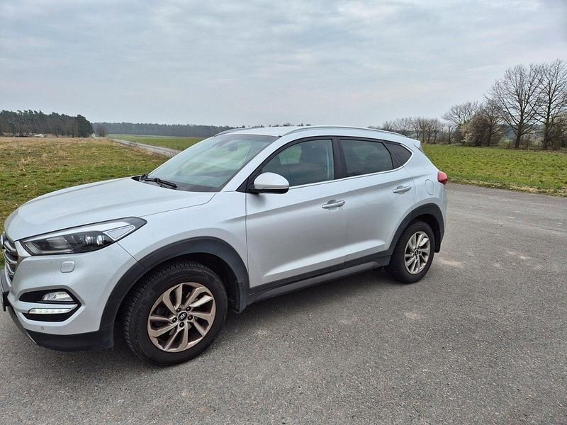 Gebraucht Hyundai Tucson Style 177 PS (130 kW) 2015 Silber SUV