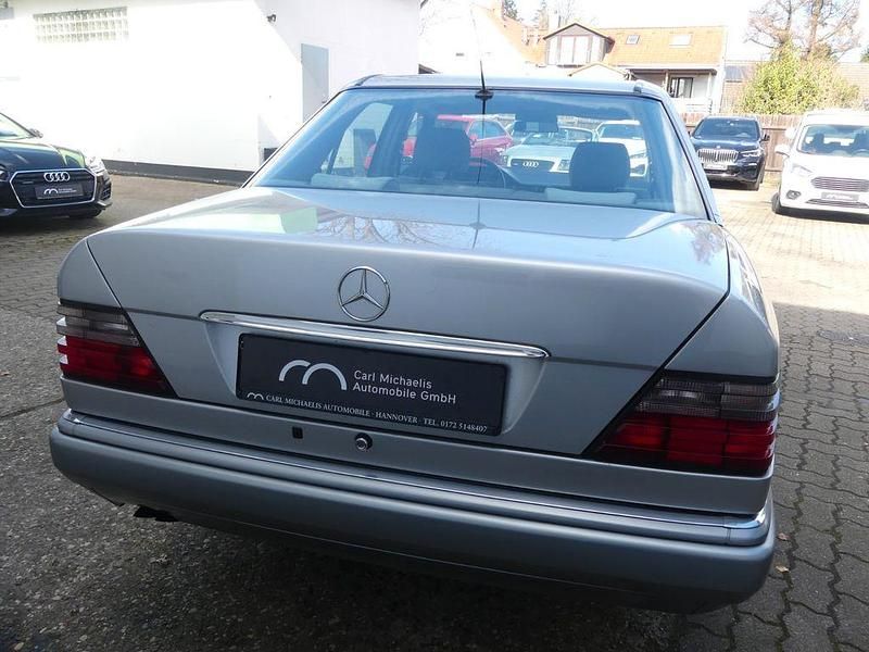 Second-hand Mercedes E280 193 CP (141 kW) 1994 Argintiu Berlinǎ
