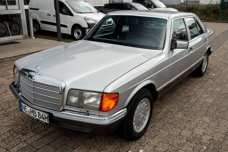 Silber Gebraucht 1984 Mercedes E280 Limousine | 18.999 € - Bild 1/4