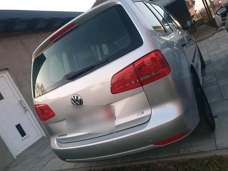 Second-hand VW Touran 105 CP (77 kW) 2011 Argintiu Monovolum