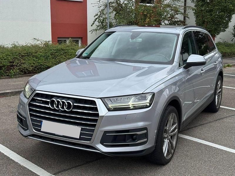 Grau Gebraucht 2015 Audi Q7 Ambiente SUV | 20.900 € (Superpreis) - Bild 1/4