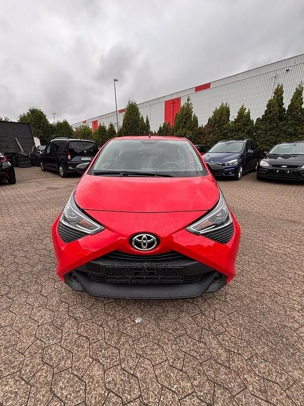 Rot Gebraucht 2021 Toyota Aygo Kleinwagen | 9.850 € (Fairer Preis) - Bild 1/4