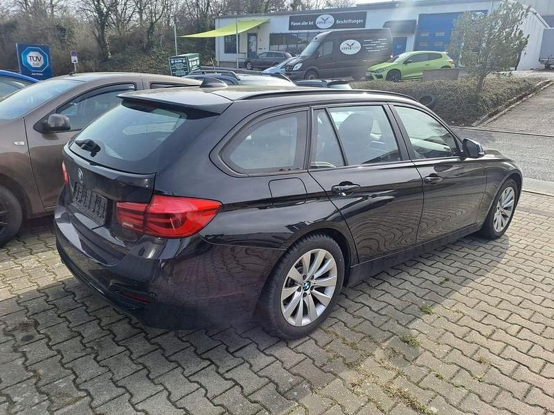 Gebraucht BMW 320 Advantage 190 PS (139 kW) 2018 Schwarz Kombi