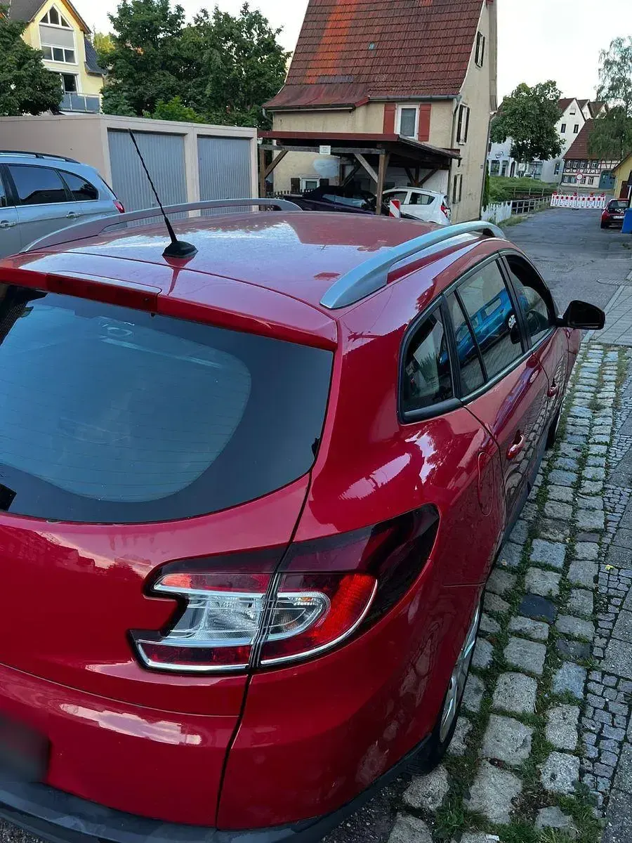 Gebraucht Renault Mégane GrandTour Dynamique 110 PS (80 kW) 2011 Rot Kombi