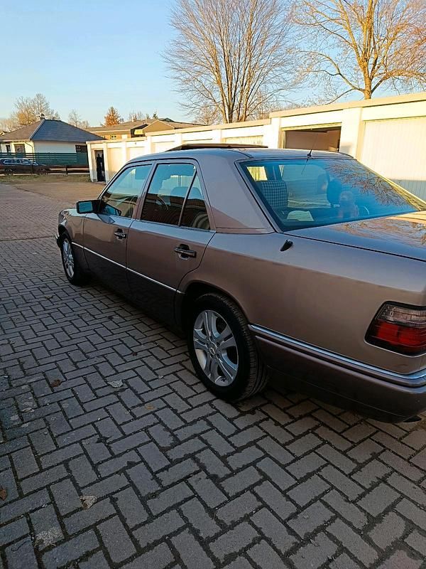 Gebraucht Mercedes E220 150 PS (110 kW) 1993 Gold Limousine