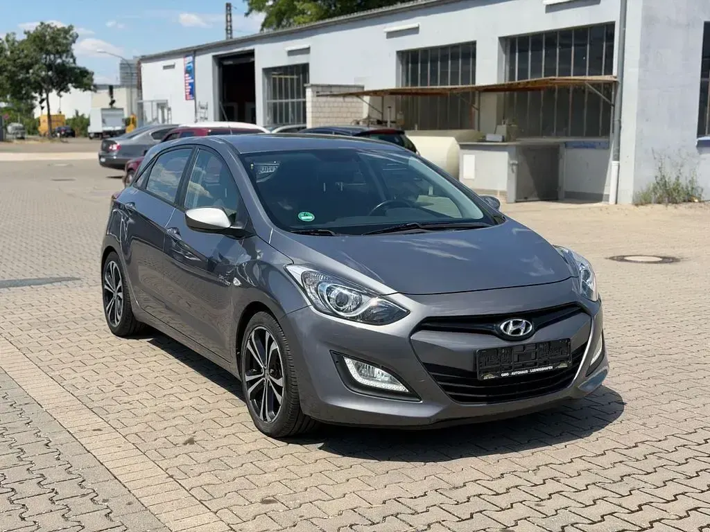 Gebraucht Hyundai i30 Style 110 PS (80 kW) 2012 Grau Limousine