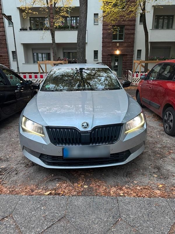 Silber Gebraucht 2018 Skoda Superb SportLine Kombi | 14.900 € (Fairer Preis) - Bild 1/4