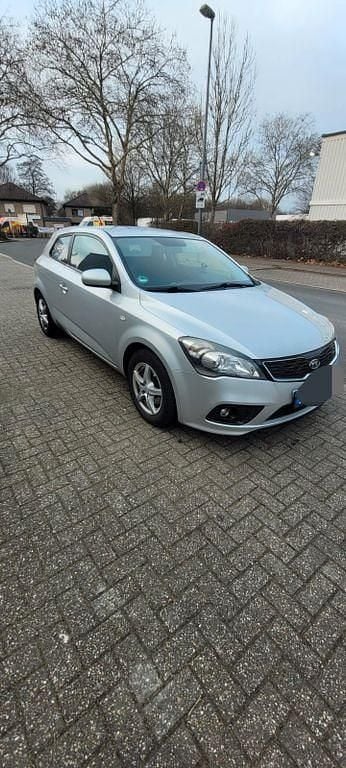 Silber Gebraucht 2012 Kia Ceed Edition 7 Kleinwagen | 3.200 € (Guter Preis) - Bild 1/4