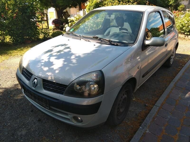 Silber Gebraucht 2003 Renault Clio II Kleinwagen | 500 € - Bild 1/4