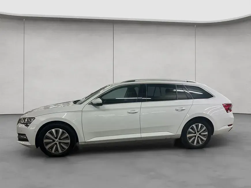 Gebraucht Skoda Superb Style 150 PS (110 kW) 2023 Moonweiß perleffekt Kombi