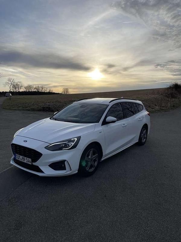 Weiß Gebraucht 2020 Ford Focus ST-Line Kombi | 18.190 € (Fairer Preis) - Bild 1/4