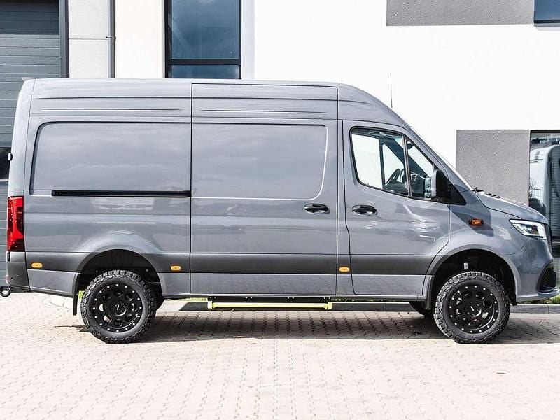 Neu Mercedes Sprinter AMG 190 PS (139 kW) 2025 Selenit grey Van