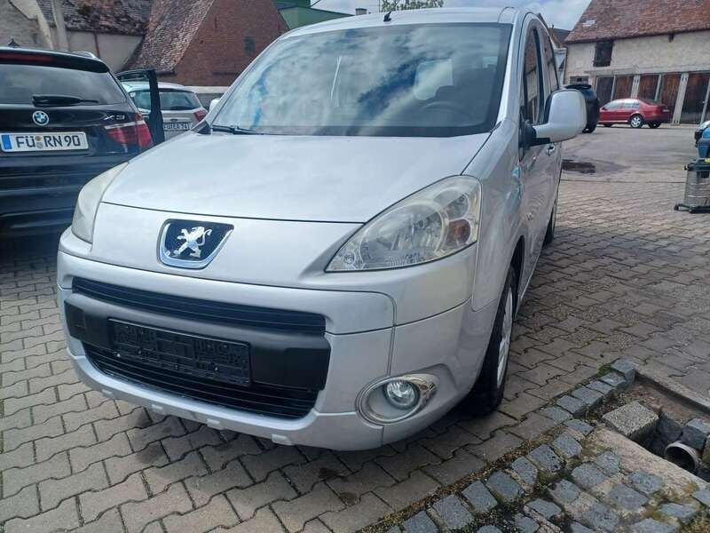 Silbermet Gebraucht 2011 Peugeot Partner Tepee Tendance Van / Kleinbus | 5.100 € (Guter Preis) - Bild 1/4