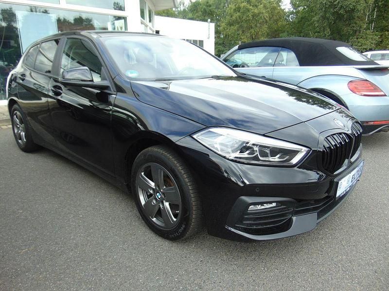 Schwarz ii/bonnet fluid black Gebraucht 2022 BMW 118 Advantage Kleinwagen | 18.990 € (Guter Preis) - Bild 1/4