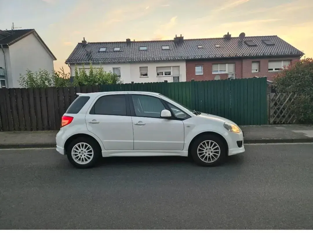Gebraucht Suzuki SX4 107 PS (78 kW) 2009 Weiß Limousine