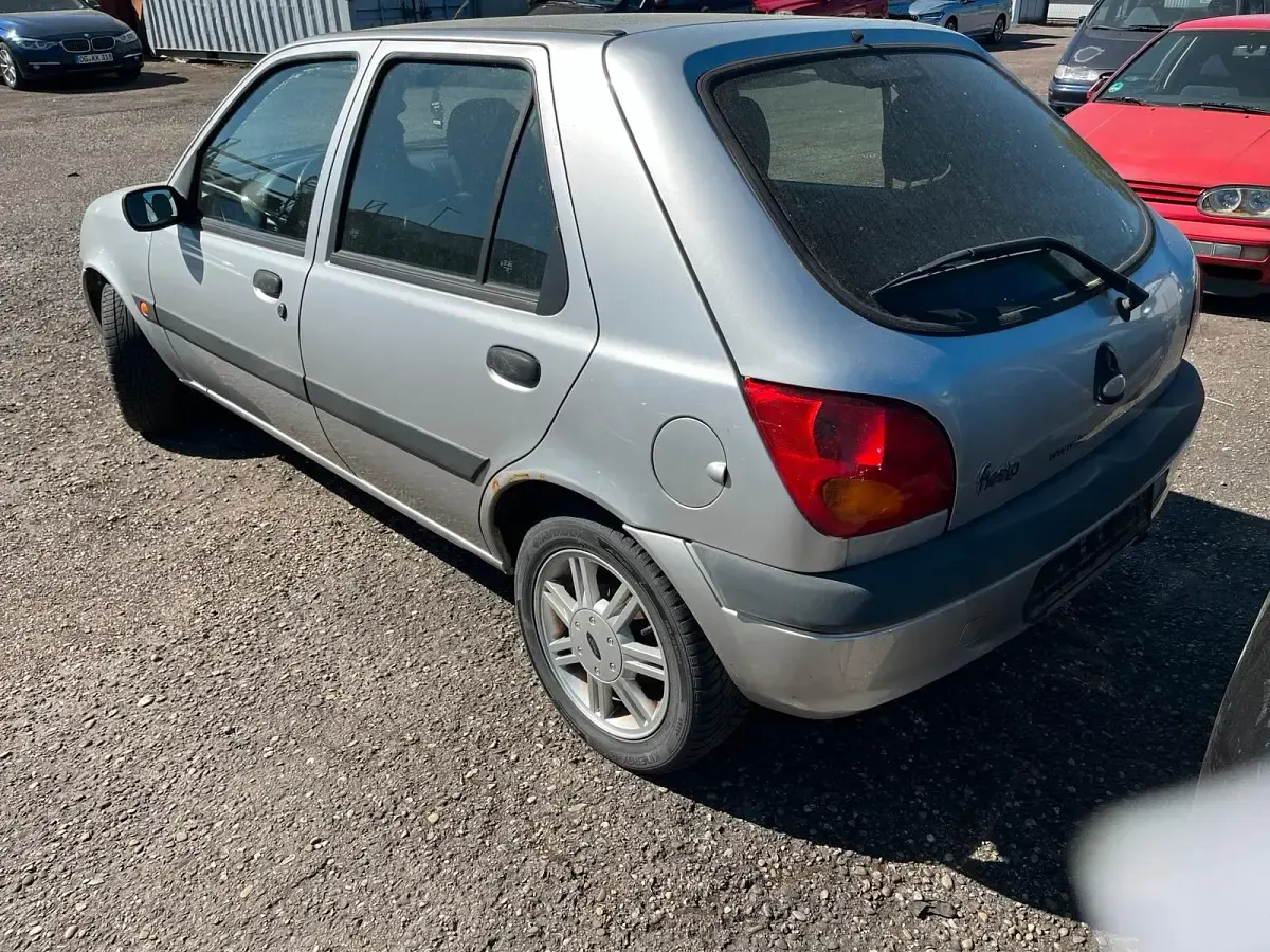 Gebraucht Ford Fiesta 70 PS (51 kW) 2002 Silber Kleinwagen