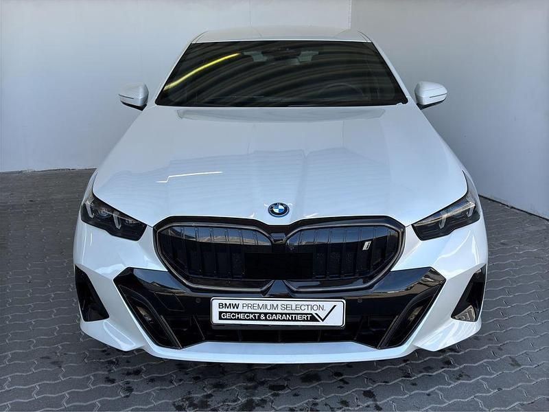 Mineralweiss metallic Gebraucht 2024 BMW i5 M Sport Limousine | 57.840 € - Bild 1/4