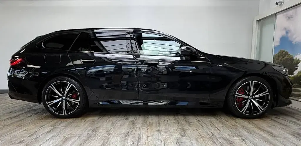 Gebraucht BMW 540 M Sport 303 PS (222 kW) 2025 (0475) saphirschwarz metallic Kombi