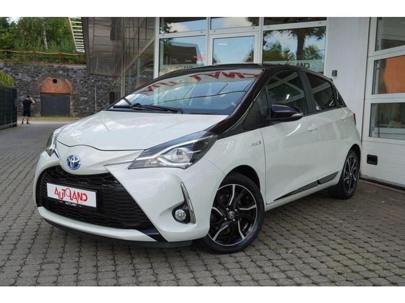 Shimmering silver metallic (metallic) Gebraucht 2017 Toyota Yaris Hybrid Comfort Kleinwagen | 13.890 € (Fairer Preis) - Bild 1/4