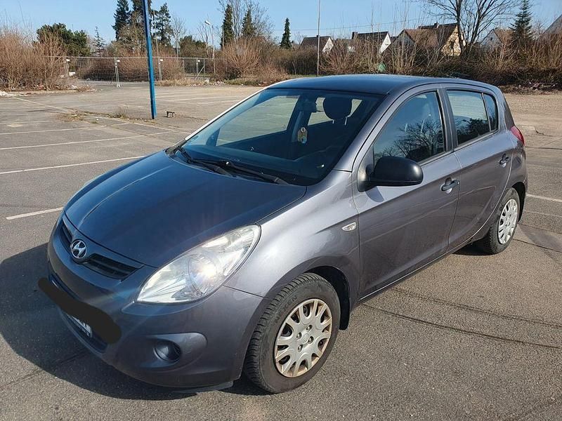Gebraucht Hyundai i20 Classic 77 PS (56 kW) 2013 Grau Kleinwagen