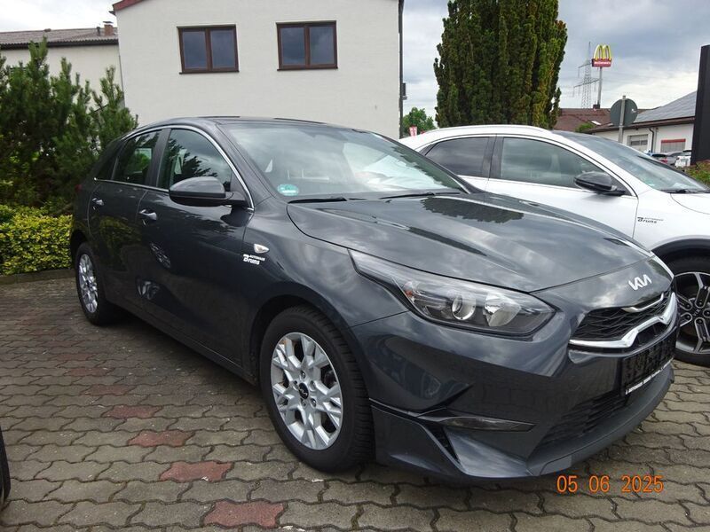 Grau Gebraucht 2024 Kia Ceed Comfort Limousine | 21.490 € (Superpreis) - Bild 1/4