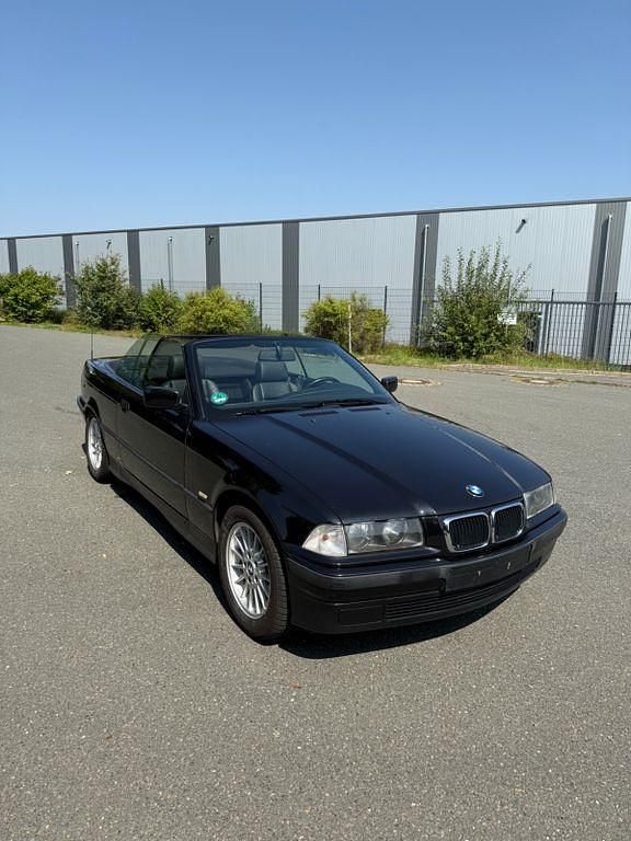 Schwarz Gebraucht 1999 BMW 318 Cabriolet Cabrio | 7.990 € (Fairer Preis) - Bild 1/4