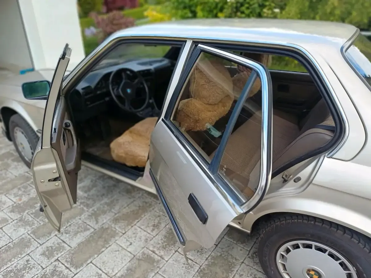 Używany BMW 320 129 KM (94 kW) 1986 Złoty Sedan/Limuzyna