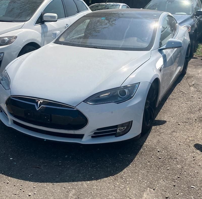 Weiß Gebraucht 2016 Tesla Model S Limousine | 11.000 € (Guter Preis) - Bild 1/4