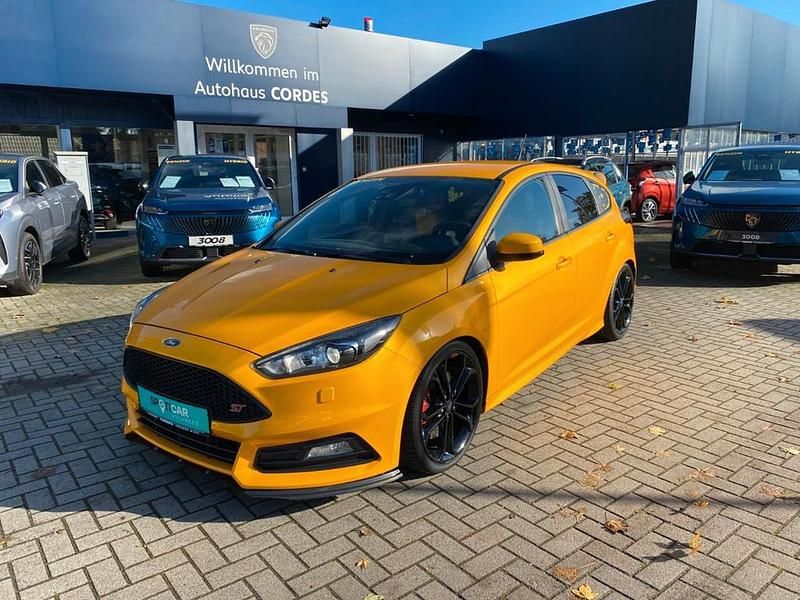 Gelb Gebraucht 2016 Ford Focus ST Kleinwagen | 13.950 € (Fairer Preis) - Bild 1/1