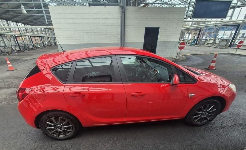 Gebraucht Opel Astra 140 PS (102 kW) 2012 Rot Limousine