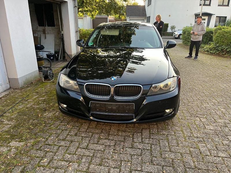 Schwarz Gebraucht 2010 BMW 318 Limousine | 2.900 € (Superpreis) - Bild 1/4