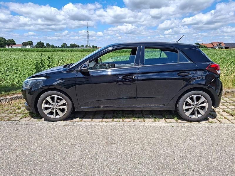 Schwarz Gebraucht 2015 Hyundai i20 YES! Silver Limousine | 6.700 € (Fairer Preis) - Bild 1/4