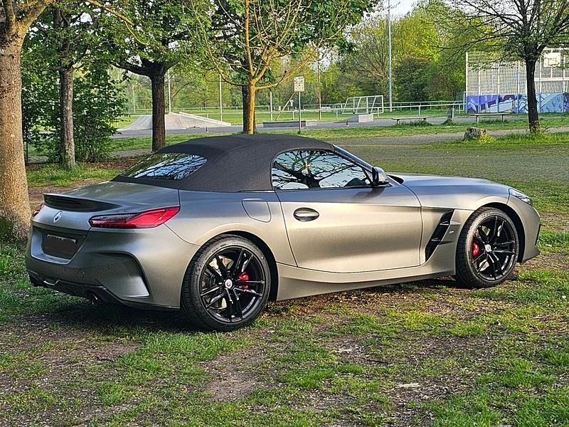 Grau Gebraucht 2023 BMW Z4 Sport Line Cabrio | 43.900 € (Etwas zu teuer) - Bild 1/4