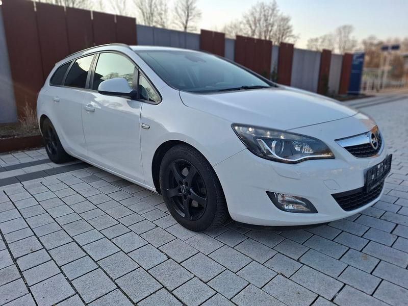 Gebraucht Opel Astra 160 PS (117 kW) 2011 Weiß Limousine