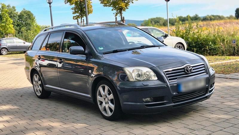 Grau Gebraucht 2004 Toyota Avensis T2 Kombi | 2.800 € (Fairer Preis) - Bild 1/4