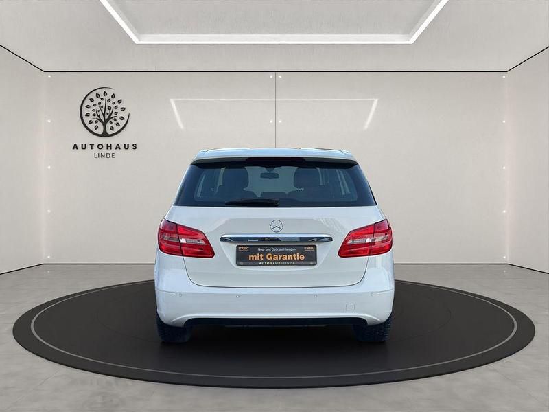 Gebraucht Mercedes B180 109 PS (80 kW) 2012 Weiß Van / Kleinbus