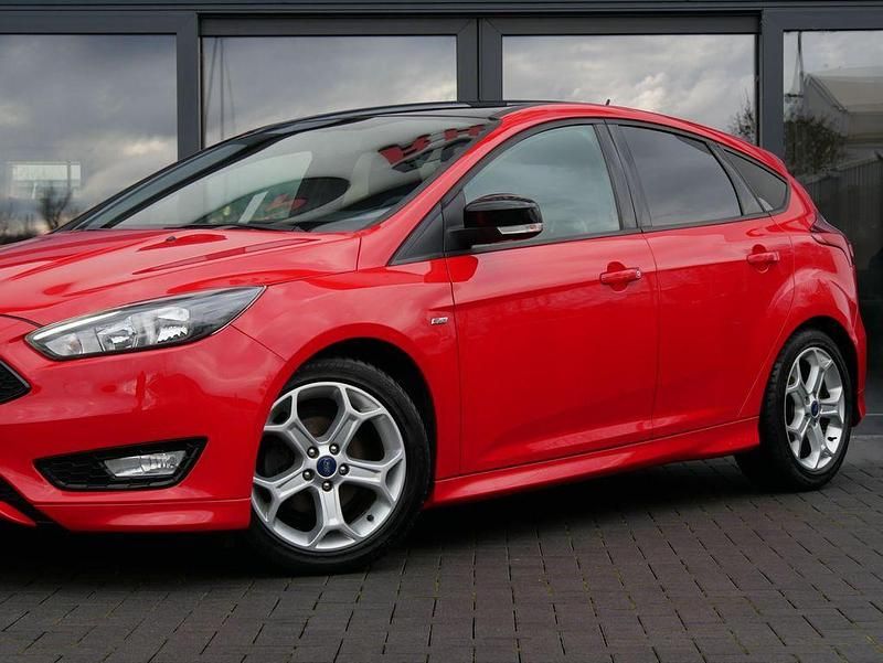 Gebraucht Ford Focus ST-Line 140 PS (102 kW) 2018 Rot Limousine