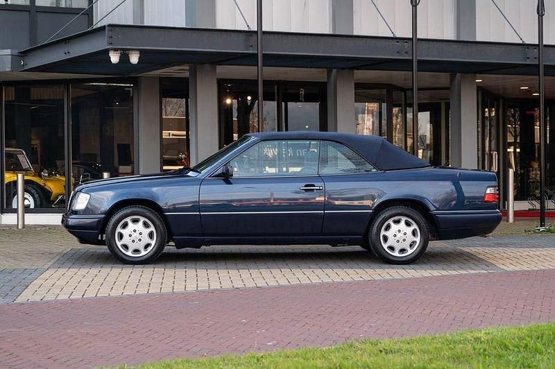 Gebraucht Mercedes E200 136 PS (100 kW) 1995 Blau Cabrio