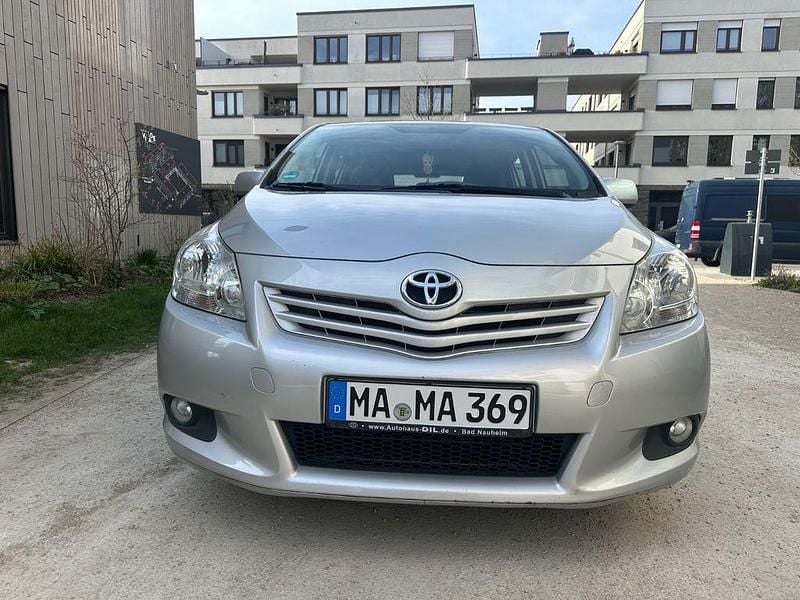 Gebraucht Toyota Verso Multidrive S 147 PS (108 kW) 2009 Silber Van / Kleinbus