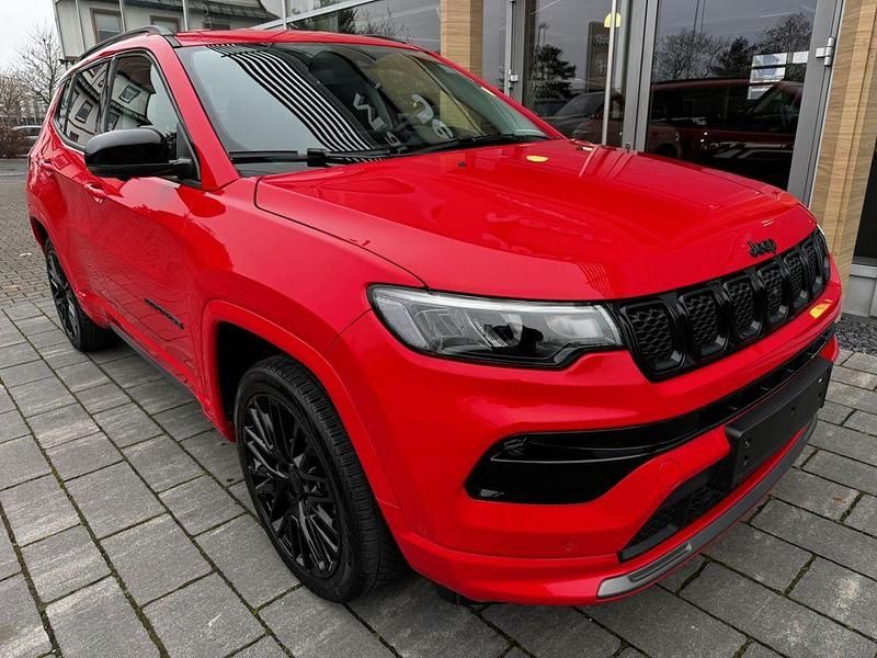 Gebraucht Jeep Compass Altitude 131 PS (96 kW) 2023 Rot SUV