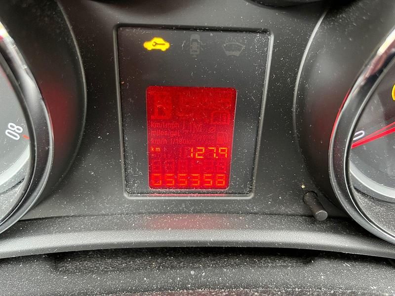 Gebraucht Opel Astra Design Edition 101 PS (74 kW) 2012 Weiß Limousine