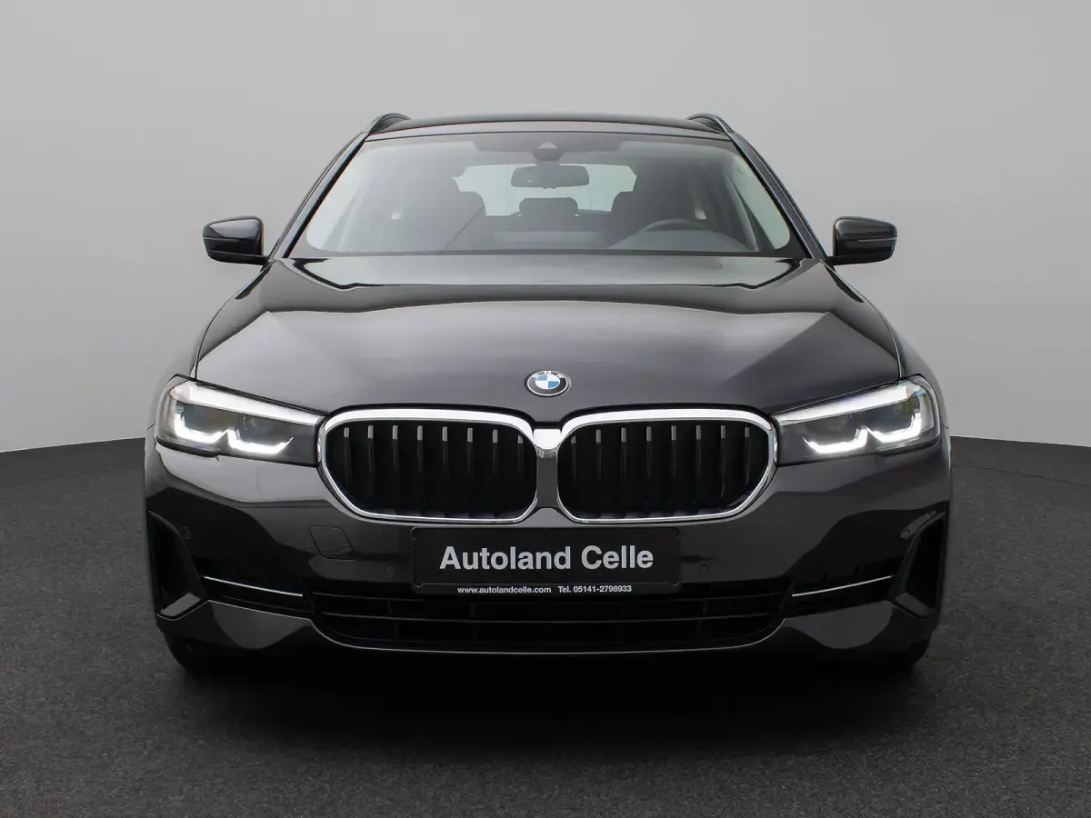 Gebraucht BMW 520 Sport Line 184 PS (135 kW) 2023 Sophistograu brillanteffekschwarz Limousine