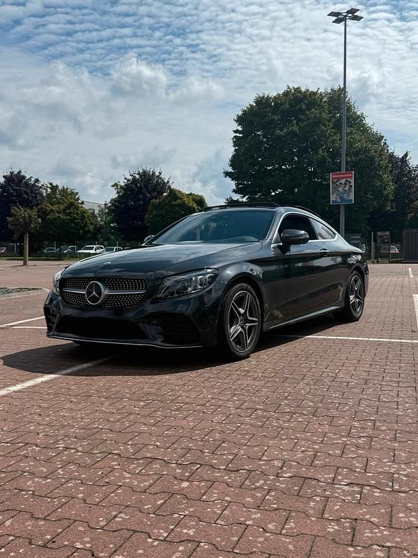 Grau Gebraucht 2019 Mercedes C300 AMG line Coupé | 34.900 € (Etwas zu teuer) - Bild 1/4