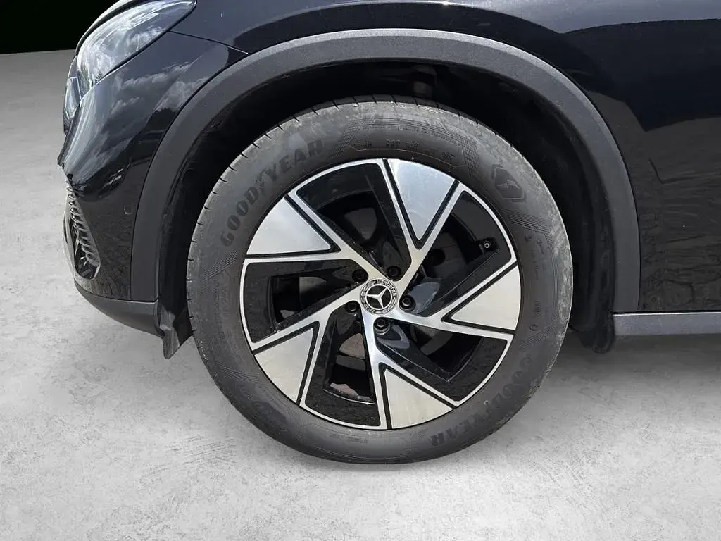 Gebraucht Mercedes GLC200 204 PS (150 kW) 2025 Metalliclack obsidianschwarz SUV
