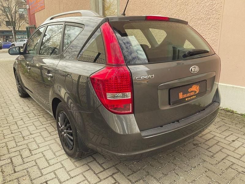 Gebraucht Kia Ceed Spirit 125 PS (91 kW) 2012 Grau Kleinwagen