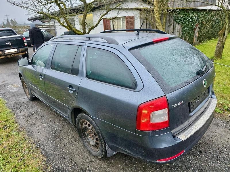 Gebraucht Skoda Octavia Ambiente 105 PS (77 kW) 2010 Grau Kombi